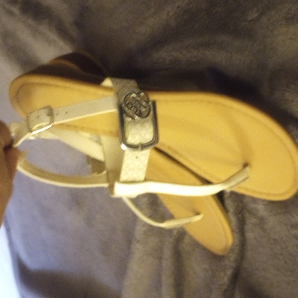 Daisy Fuentes sandals size 8